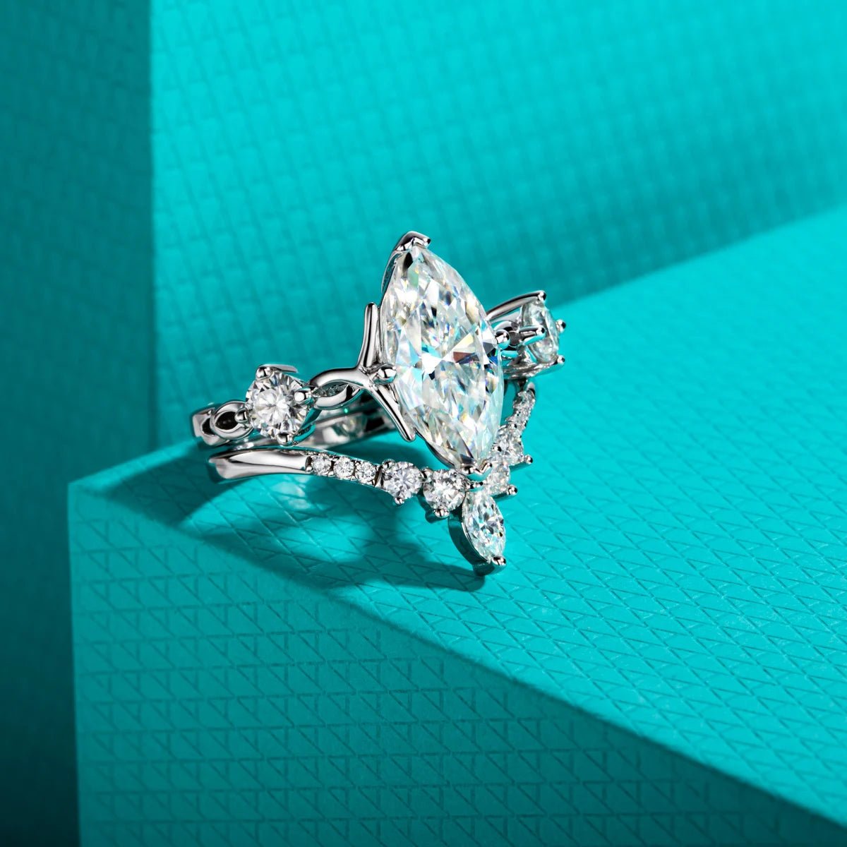 Elsa 4.04 Carats 18k Gold Plated + Wedding Band