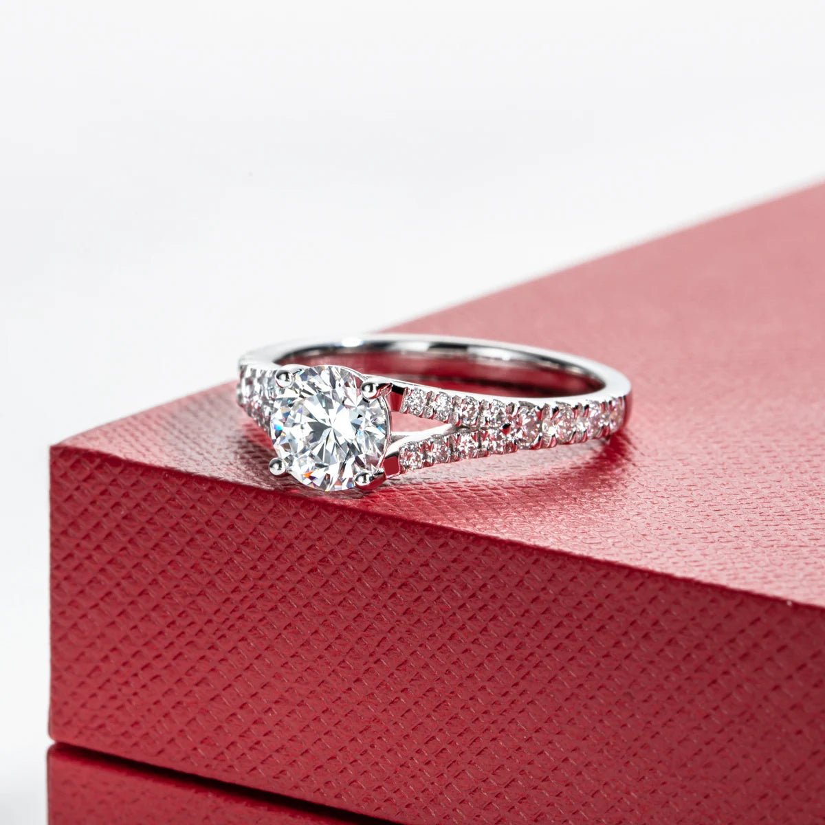 Daphne 1.36 Carats Solid 14k Gold Lab Grown Diamonds Engagement Ring