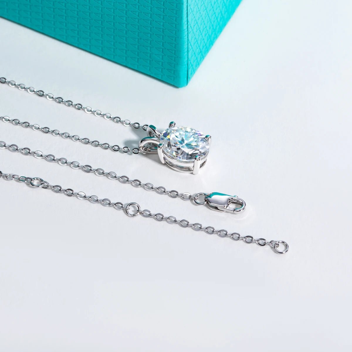Evora 2 to 5 Carats Silver Oval Pendant