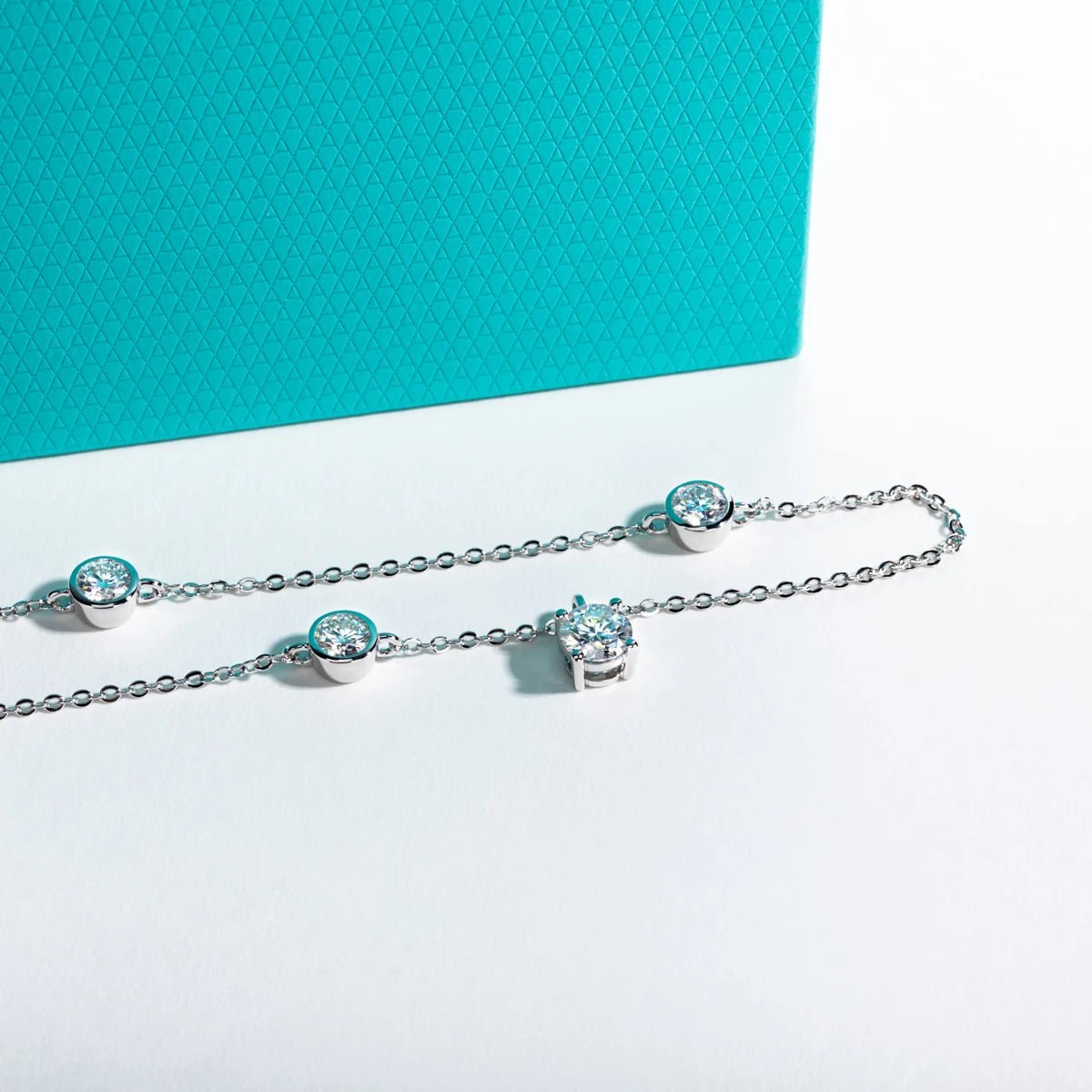 Lumi 3 Carats Silver Station Bezel