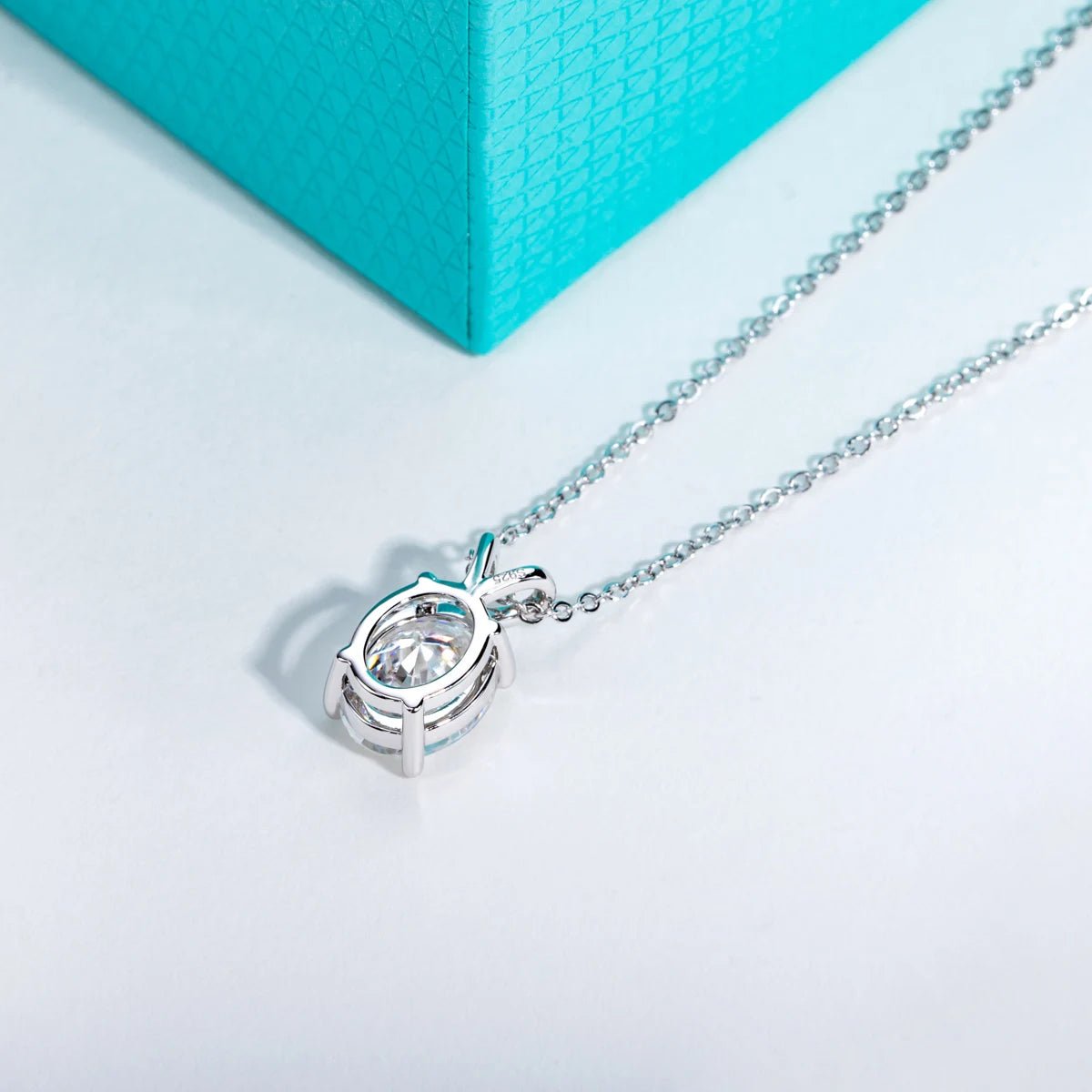 Evora 2 to 5 Carats Silver Oval Pendant